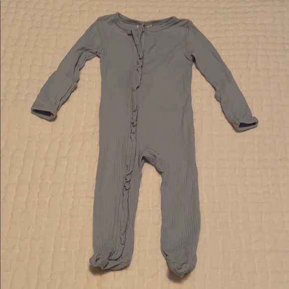 spearmintLOVE Other - SpearmintLOVE Ribbed and Ruffled Zippered Footie